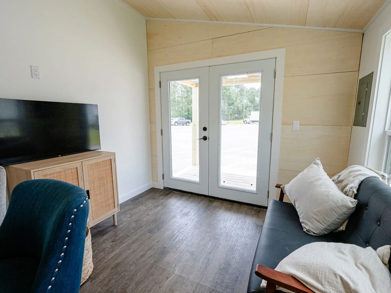 1751068597 37 Decouvrez cette Tiny House Spacieuse au Design Minimaliste Confort - plare.