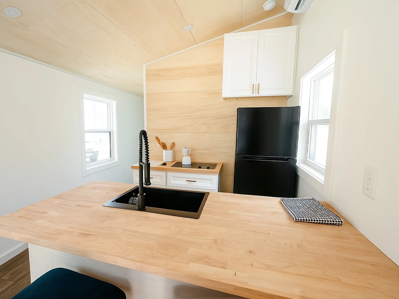 1751068598 213 Decouvrez cette Tiny House Spacieuse au Design Minimaliste Confort - plare.