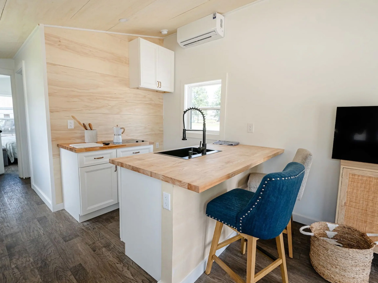 1751068598 487 Decouvrez cette Tiny House Spacieuse au Design Minimaliste Confort - plare.