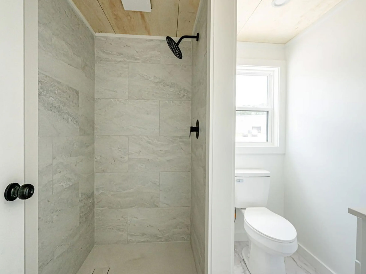 1751068599 554 Decouvrez cette Tiny House Spacieuse au Design Minimaliste Confort - plare.