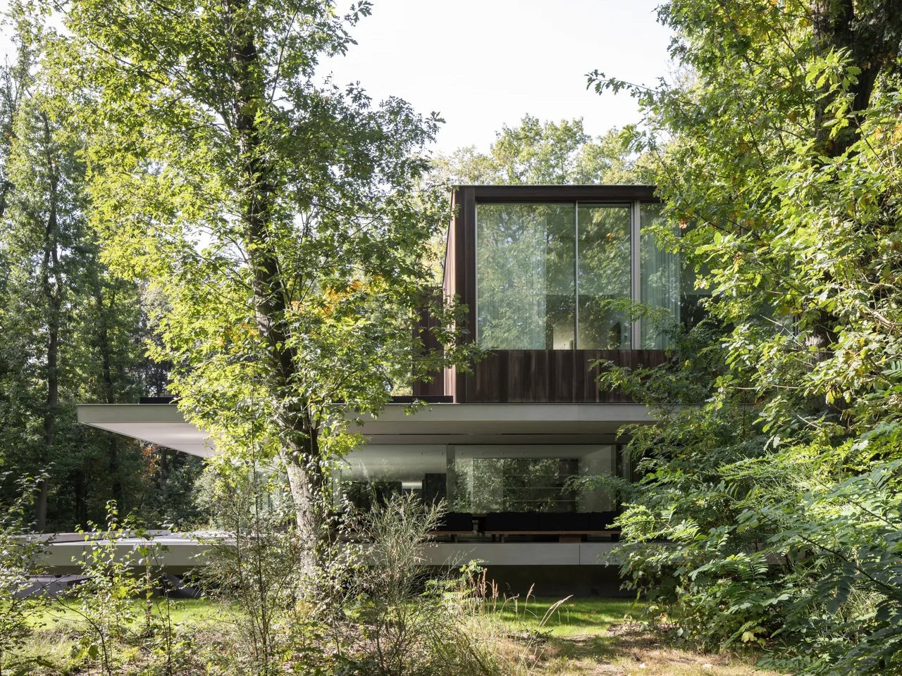 1751113177 932 Decouvrez ce Magnifique Home en Beton et Verre Votre - plare.