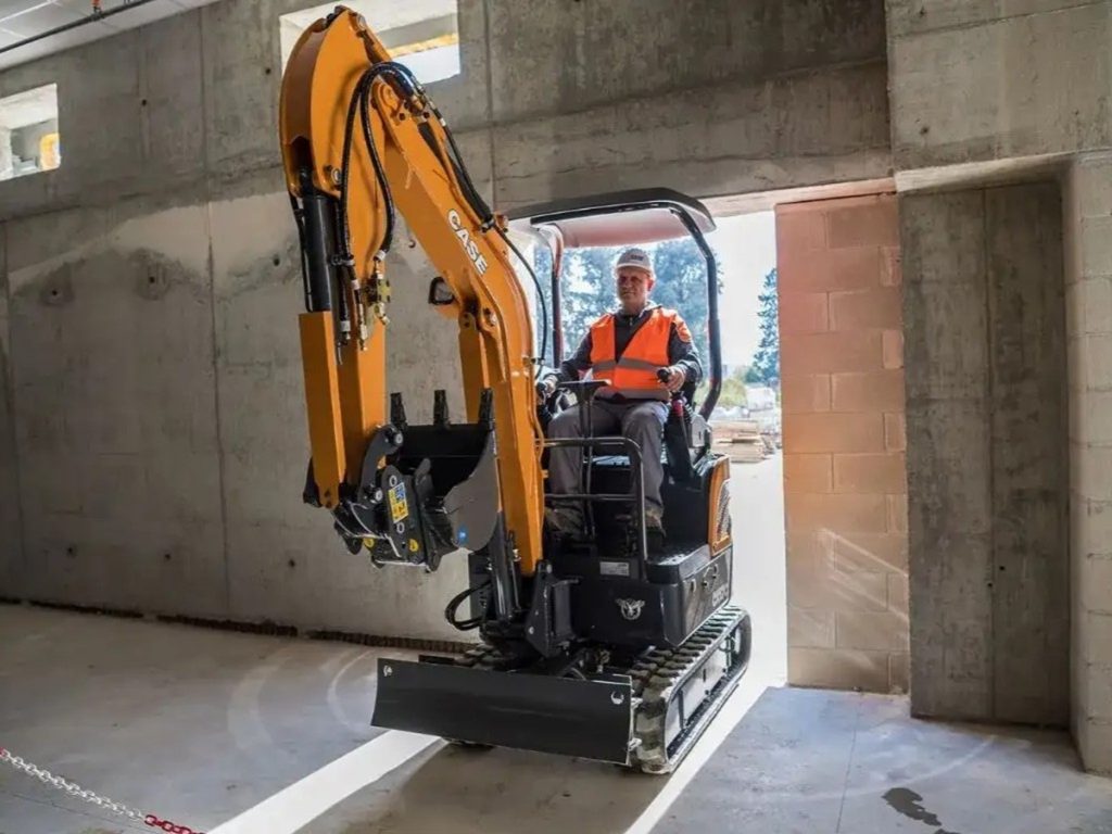1751210192 777 Case elargit sa gamme avec un nouveau mini excavateur electrique - plare.