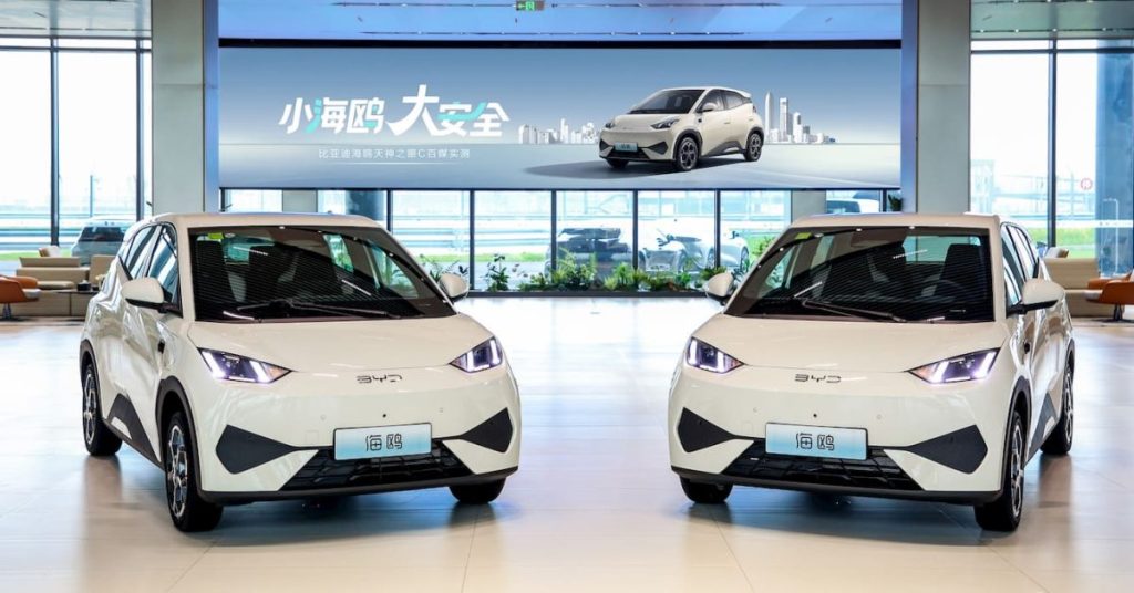 Le BYD Seagull, une voiture électrique abordable, a franchi le cap du million d’unités vendues, avec un prix d’environ 9 000 € (wise.com).
Ce modèle économique se distingue par son accessibilité, sa performance et son design moderne, répondant aux besoins des conducteurs soucieux de l’environnement.
Sa popularité croissante témoigne de l’évolution du marché des véhicules électriques, où des options abordables deviennent de plus en plus courantes.
Le Seagull est désormais disponible sur plusieurs marchés internationaux, offrant une alternative écologique et économique aux consommateurs du monde entier.