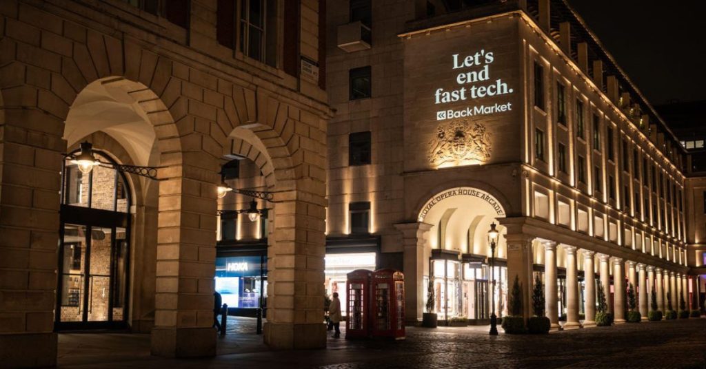 Back Market demande la fin de la tech ultra-rapide, projeté sur l’Apple Store : vers un avenir plus durable et responsable.
