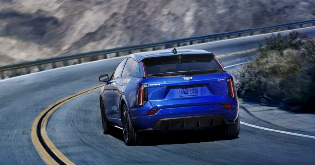 Le Cadillac Optiq-V est un véhicule électrique de luxe d’entrée de gamme équipé d’un port NACS Tesla.
Le taux de change actuel est d’environ 1 USD pour 0,92 EUR. (freecurrencyrates.com)
Ainsi, le prix de 50 000 USD équivaut à environ 46 000 EUR.
Ce modèle combine performance, technologie avancée et design élégant, offrant une alternative compétitive aux autres véhicules électriques de luxe sur le marché.