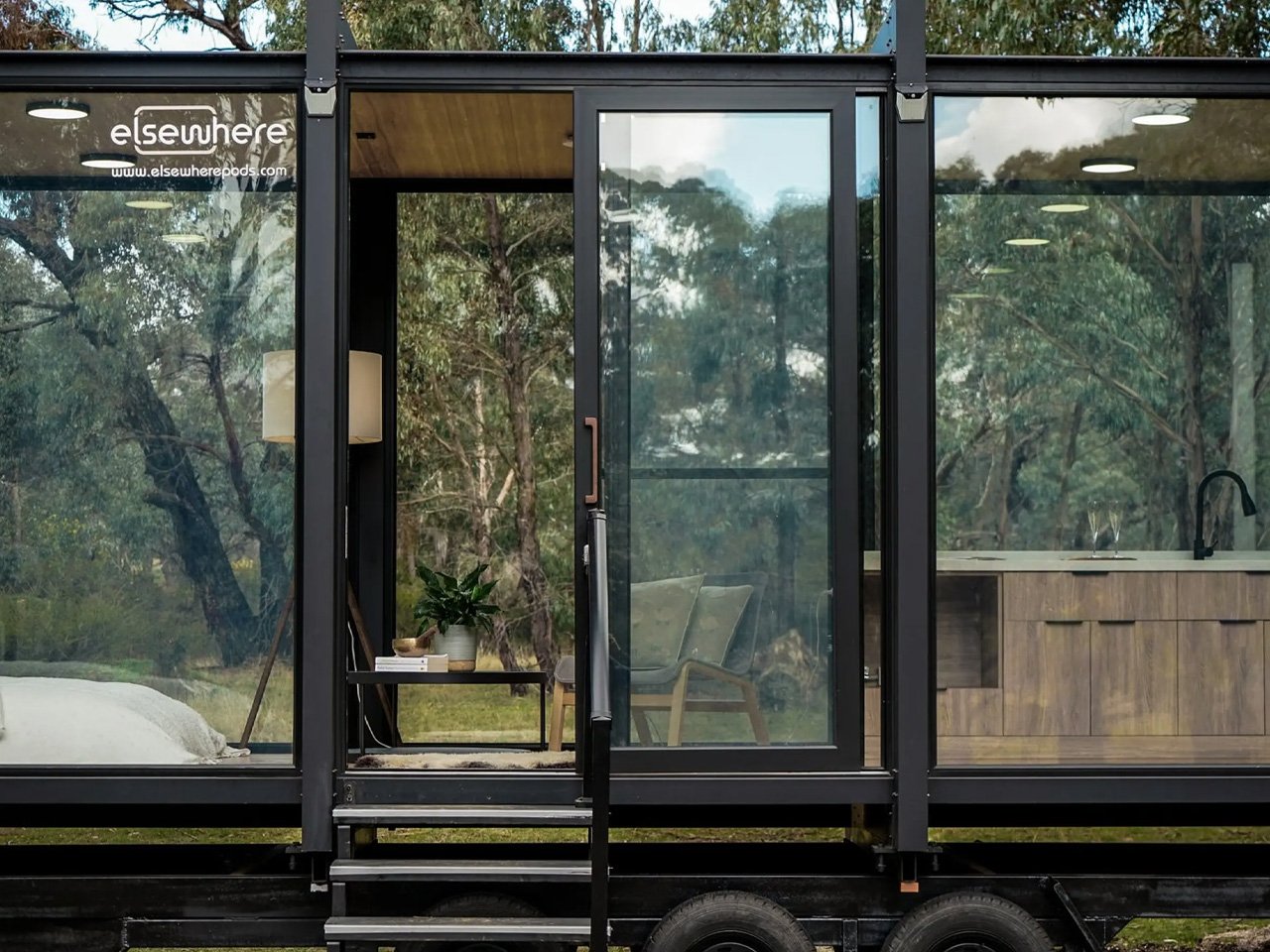 Decouvrez cette Etonnante Maison Minuscule en Verre Evasion Surrealiste - plare.