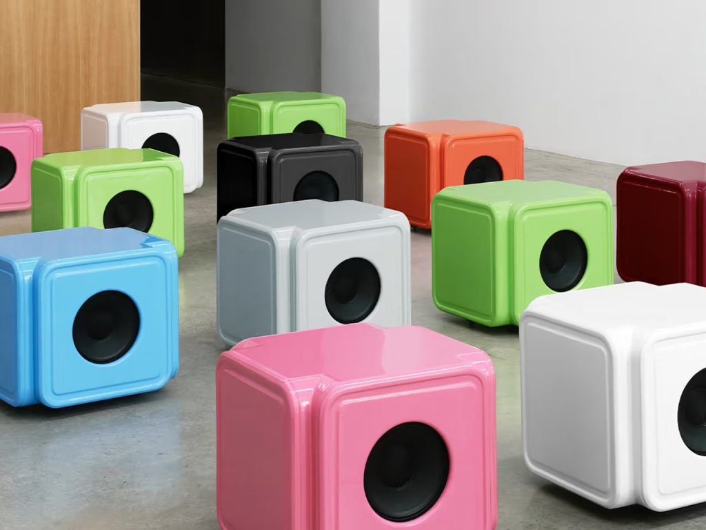 Découvrez comment le haut-parleur Alaska AA67 allie design brutaliste et audio haute fidélité pour une expérience sonore inégalée