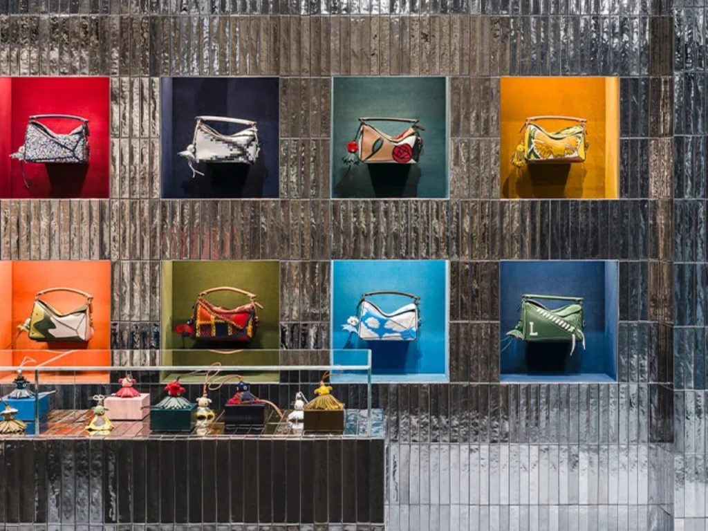 Découvrez l’Exposition Éblouissante de Loewe : Célébration des 10 Ans du Sac Puzzle !