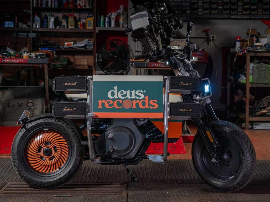 Découvrez la BMW DE-02 x Deus : La moto électrique qui mixe musique et technologie avec ses enceintes Marshall et sa platine intégrée !