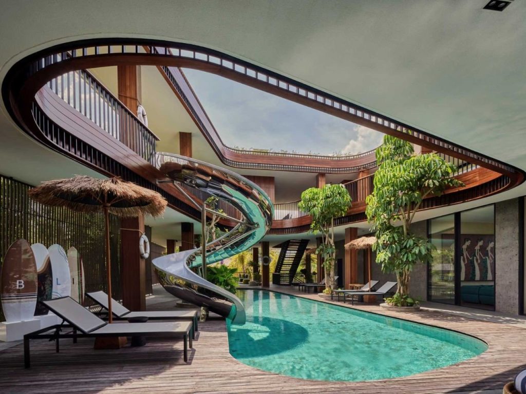 Découvrez la Maison Moderne Tropicale à Bali : Toboggan, Espace Central Étonnant et Piscine Apaisante !