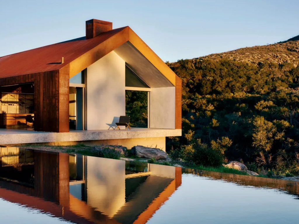 Découvrez la Retraite Minimaliste Incendie-Résistante Ultime en Californie : Le Refuge Parfait pour un Week-end Moderne !