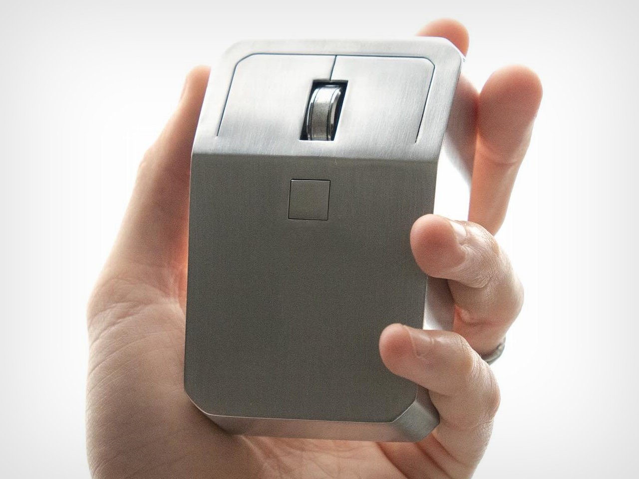 Decouvrez la Souris en Aluminium Inspiree par le Cybertruck - plare.