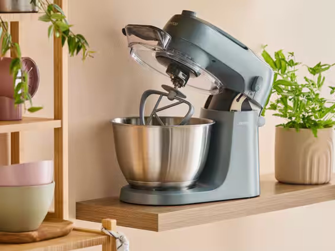 Decouvrez le Kenwood Go Compact Stand Mixer loutil de - plare.