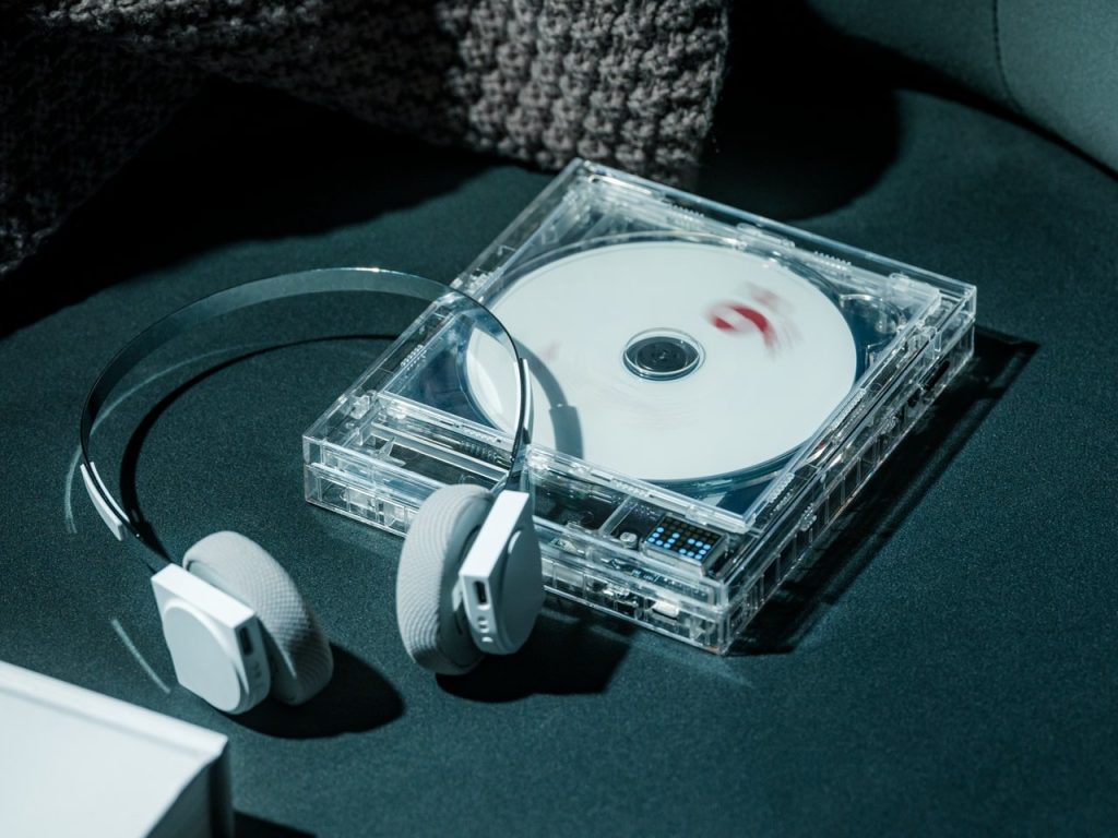 Découvrez le Lecteur CD Transparent qui Transforme Vos Albums en Œuvres d’Art et Rend le Streaming Insipide !