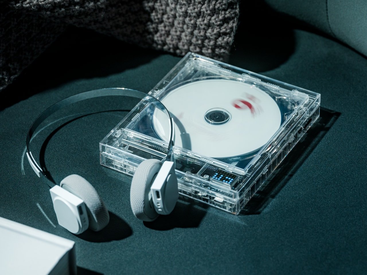Decouvrez le Lecteur CD Transparent qui Transforme Vos Albums en - plare.