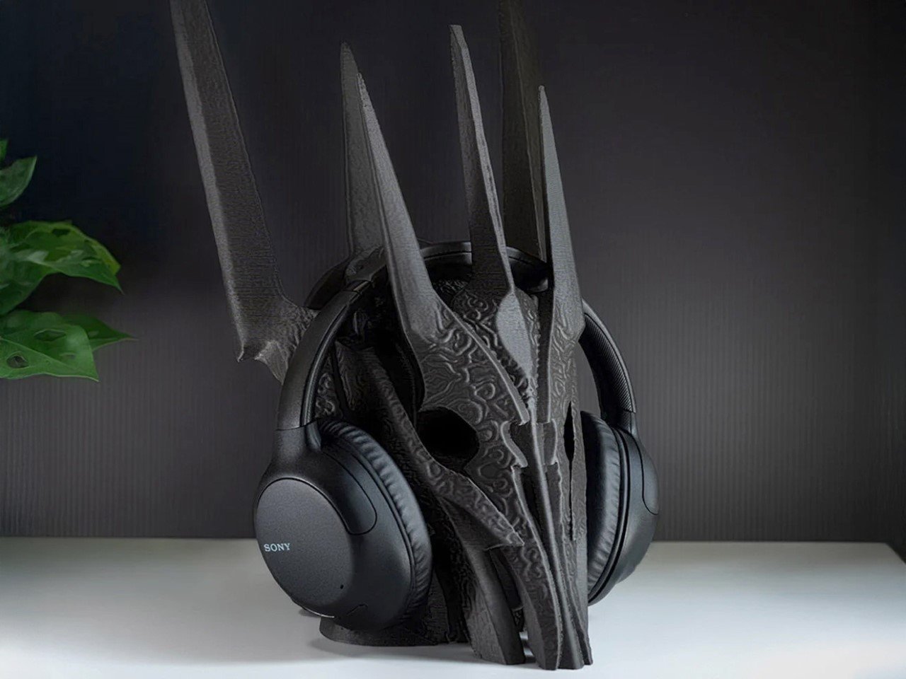 Devoilez le Mystere Ce Support de Casque Sauron Transforme - plare.