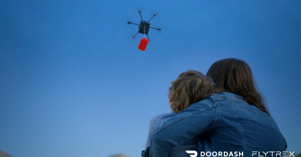 DoorDash lance la livraison par drone pour plus de 100 000 résidents au Texas DoorDash lance la livraison par drone pour plus de 100 000 résidents au Texas