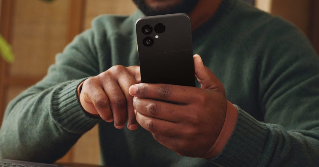 Fairphone 6 : des accessoires modulaires et un mode minimaliste pour une durabilité optimale Fairphone 6 : des accessoires modulaires et un mode minimaliste pour une durabilité optimale