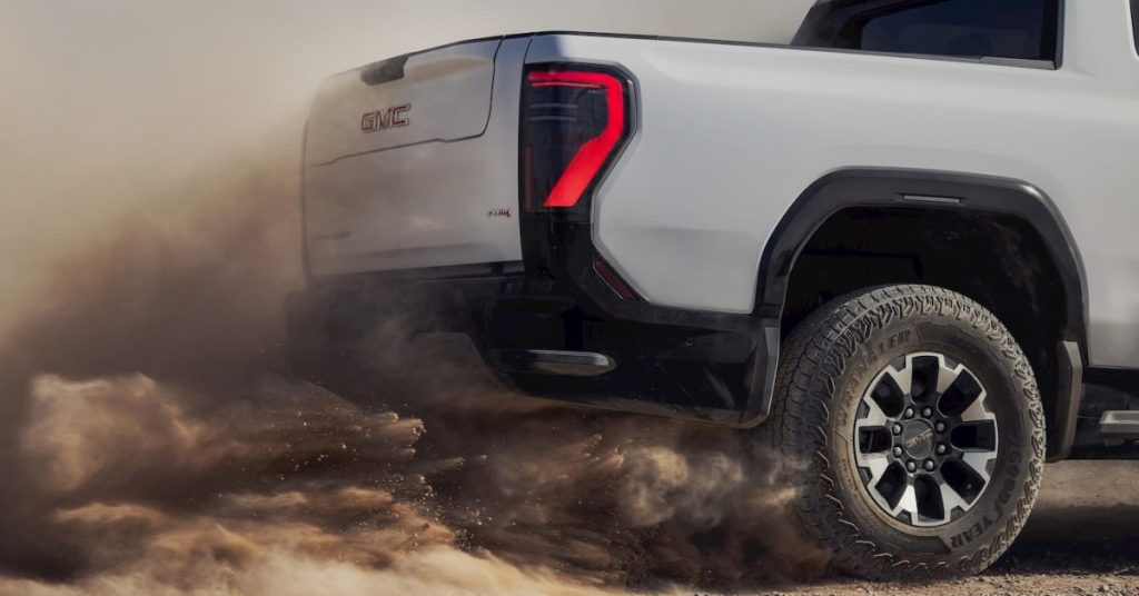 Le GMC Sierra EV pickup devient plus accessible avec un prix de départ de 62 400 $ (gmc.com). Converti en euros, cela équivaut à environ 56 000 €, en tenant compte d’un taux de change de 1 $ pour 0,90 €.
Voici un titre SEO optimisé :
"GMC Sierra EV pickup : un pick-up électrique performant à partir de 56 000 €"
Ce titre intègre des mots-clés pertinents tels que "GMC Sierra EV pickup", "pick-up électrique performant" et "56 000 €", tout en respectant les consignes de formatage.