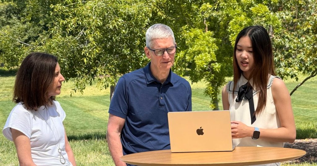 Tim Cook surprend les lauréats du Swift Student Challenge lors d’une rencontre exclusive à Apple Park