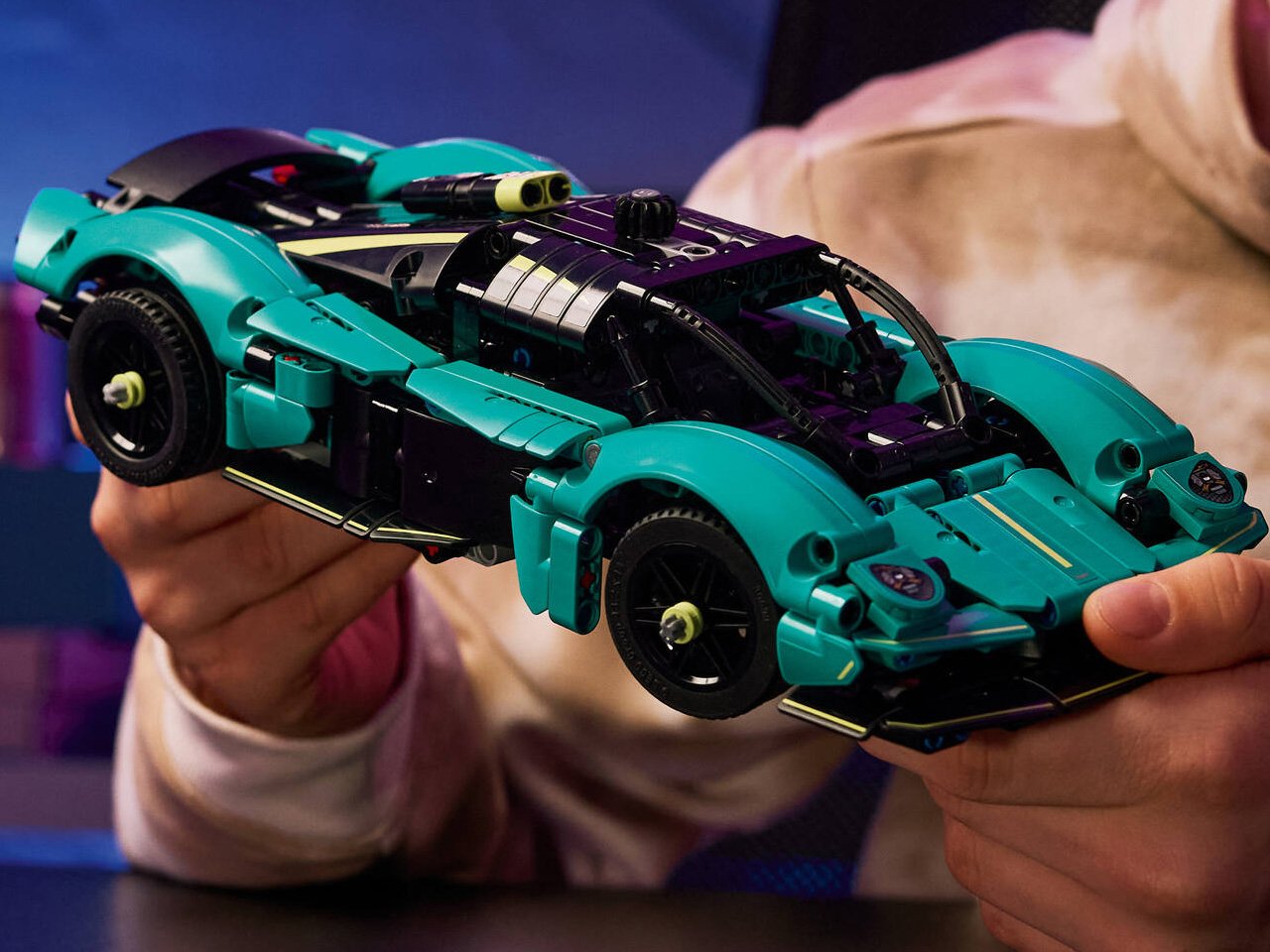 Incroyable Aston Martin Valkyrie LEGO Technic Un V12 Fonctionnel - plare.