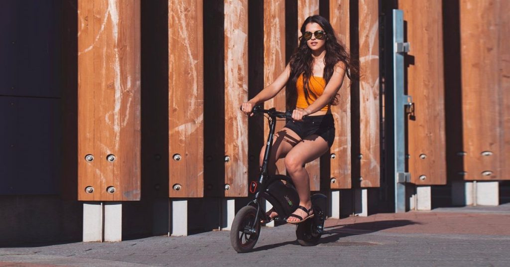 Les vélos électriques à prix très bas peuvent sembler attractifs, mais ils cachent souvent des coûts cachés. Ces modèles bon marché, généralement inférieurs à 500 € (environ 600 $), peuvent présenter des problèmes de qualité, une autonomie réduite et des coûts d’entretien imprévus. Investir dans un vélo électrique de qualité supérieure peut offrir une meilleure durabilité, une performance accrue et une expérience de conduite plus agréable.