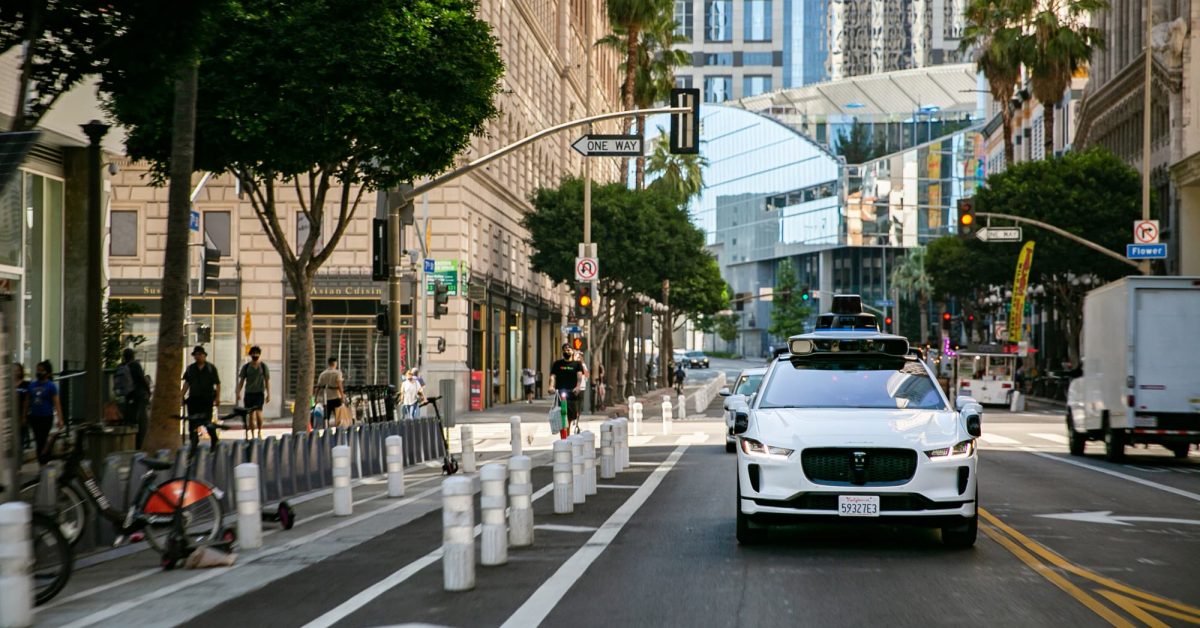 LAPD demande à Waymo de suspendre son service après des incendies répétitifs d'EVs incendiés