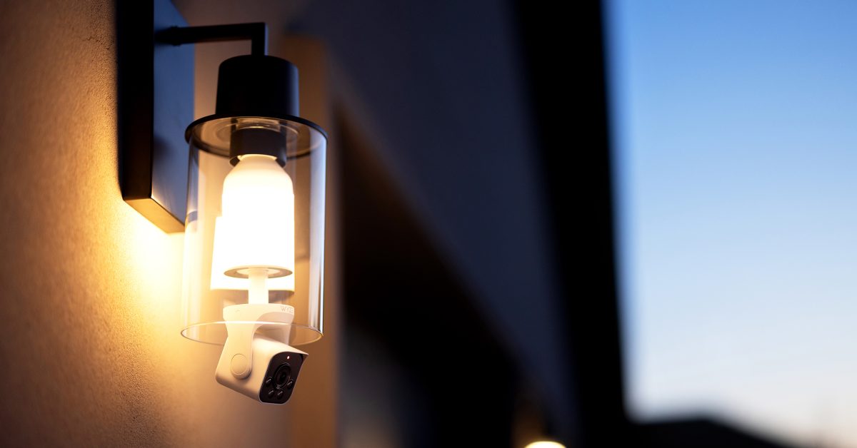 La Wyze Bulb Cam combine une caméra de sécurité et une ampoule connectée pour une surveillance discrète, le tout pour environ 45 €.