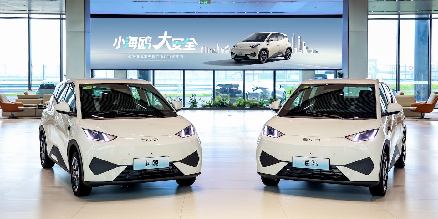 <p>Le BYD Seagull, une voiture électrique abordable, a franchi le cap du million d'unités vendues, avec un prix d'environ 9 000 € (<a href="https://wise.com/fr/currency-converter/usd-to-eur-rate?utm_source=openai">wise.com</a>).</p>
<p>Ce modèle économique se distingue par son accessibilité, sa performance et son design moderne, répondant aux besoins des conducteurs soucieux de l'environnement.</p>
<p>Sa popularité croissante témoigne de l'évolution du marché des véhicules électriques, où des options abordables deviennent de plus en plus courantes.</p>
<p>Le Seagull est désormais disponible sur plusieurs marchés internationaux, offrant une alternative écologique et économique aux consommateurs du monde entier.</p> - plare. BYD-Seagull-EV-sales