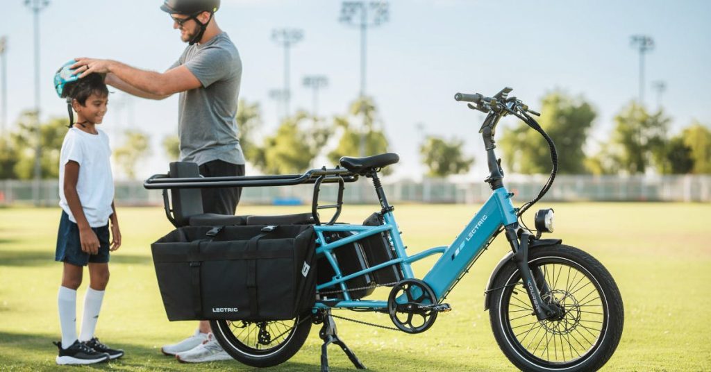 Profitez de l’offre exceptionnelle sur le vélo électrique Lectric XPedition 2.0 avec jusqu’à 614,55 € de bonus inclus. Ce modèle haut de gamme est équipé d’un moteur puissant de 750 W, offrant une assistance au pédalage réactive grâce à son capteur de couple. Sa batterie longue durée permet de parcourir jusqu’à 80 km sur une seule charge, idéale pour les trajets quotidiens ou les aventures en plein air. De plus, sa capacité de charge de 450 lb (environ 204 kg) le rend adapté au transport de charges lourdes ou de passagers supplémentaires. (electronicsforward.com)