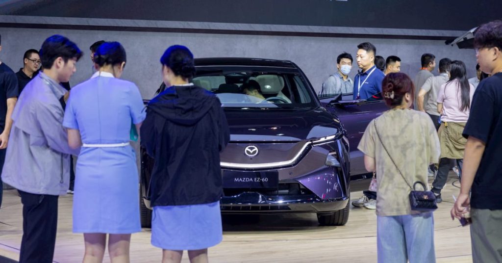 Mazda lance son SUV électrique avec plus de 30 000 pré-commandes et une expansion mondiale imminente