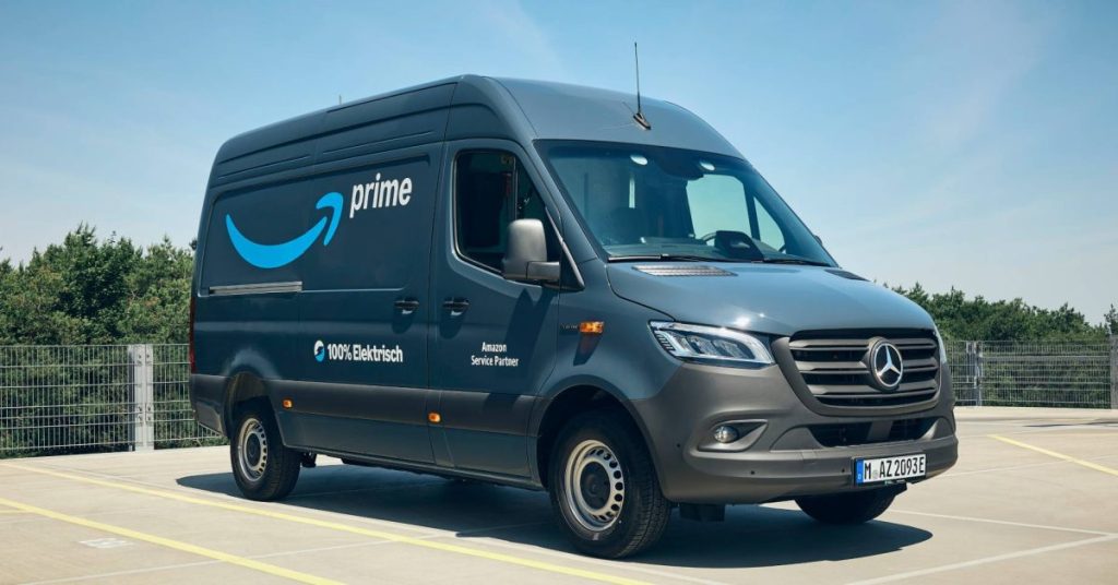 Amazon a renforcé sa flotte de livraison en Europe avec l’ajout de plus de 200 poids lourds électriques eActros 600 de Mercedes-Benz Trucks. Ces camions de 40 tonnes seront déployés sur les itinéraires à fort kilométrage au Royaume-Uni et en Allemagne, assurant le transport des remorques entre les centres de distribution, les centres de tri et les agences de livraison d’Amazon. Une fois pleinement opérationnels, ces véhicules à faibles émissions devraient transporter plus de 350 millions de colis chaque année. (supplychainmagazine.fr)
Cette initiative s’inscrit dans l’engagement d’Amazon à atteindre la neutralité carbone d’ici 2040. Pour soutenir cette transition, l’entreprise investira plus d’un milliard d’euros pour électrifier ou décarboner son réseau de transport et de livraison en Europe. (supplychainmagazine.fr)
En parallèle, Amazon a également renforcé sa flotte de véhicules utilitaires légers électriques en Europe. En 2020, l’entreprise a commandé 1 800 fourgons électriques à Mercedes-Benz Vans, comprenant 600 eVito et 1 200 eSprinter. Ces véhicules sont utilisés pour les livraisons du dernier kilomètre, contribuant ainsi à la réduction des émissions de CO₂ dans les zones urbaines. (journalauto.com)
Ces efforts illustrent l’engagement d’Amazon et de Mercedes-Benz à promouvoir une mobilité durable et à réduire l’empreinte carbone du secteur du transport en Europe.
