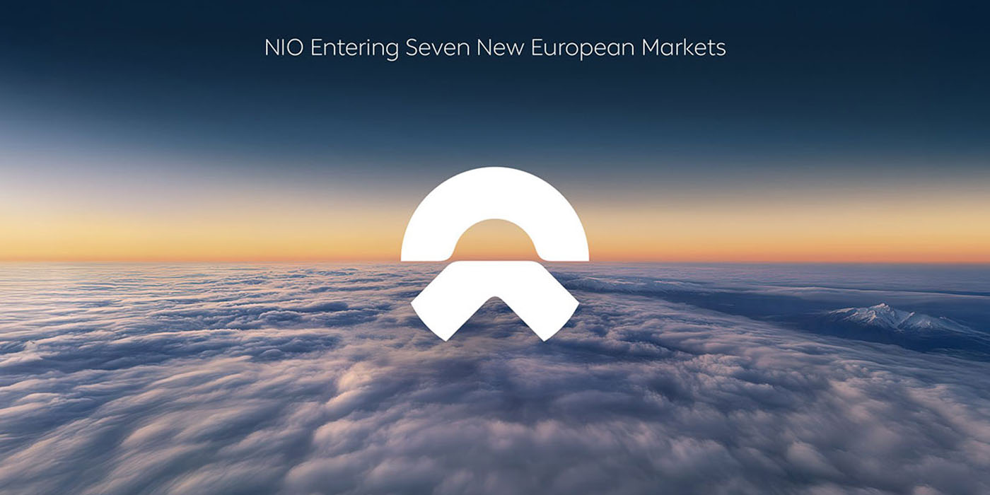 <p>NIO annonce son expansion en Europe avec l'arrivée de la marque Firefly</p>
<p>NIO, le constructeur chinois de véhicules électriques, a confirmé son intention de lancer sa marque plus abordable, Firefly, sur le marché européen en 2025. Cette initiative vise à proposer des véhicules électriques compacts et accessibles, concurrençant des modèles tels que la Smart de Mercedes-Benz et la Mini de BMW. (<a href="https://electrek.co/2023/12/15/nio-president-confirms-more-affordable-firefly-sub-brand-europe-2025-ev/?utm_source=openai">electrek.co</a>)</p>
<p>La Firefly est un véhicule électrique sous-compact à hayon, conçu pour offrir une alternative économique aux consommateurs européens. NIO prévoit de commercialiser ce modèle dans plusieurs pays européens, notamment l'Allemagne, la France, l'Espagne et le Royaume-Uni. (<a href="https://electrek.co/2023/12/15/nio-president-confirms-more-affordable-firefly-sub-brand-europe-2025-ev/?utm_source=openai">electrek.co</a>)</p>
<p>Cette expansion s'inscrit dans la stratégie de NIO visant à renforcer sa présence sur le marché européen, malgré les défis posés par les tarifs douaniers imposés par l'Union européenne sur les véhicules électriques chinois. La marque Firefly devrait aider NIO à pénétrer le segment des véhicules électriques compacts, répondant ainsi à une demande croissante pour des options de mobilité durable et abordable en Europe. (<a href="https://electrek.co/2023/12/15/nio-president-confirms-more-affordable-firefly-sub-brand-europe-2025-ev/?utm_source=openai">electrek.co</a>)</p>
<p>Avec l'introduction de la Firefly, NIO espère élargir sa clientèle européenne et renforcer sa position sur le marché des véhicules électriques, en offrant des options diversifiées adaptées aux besoins des consommateurs européens.</p> - plare. NIO Europea