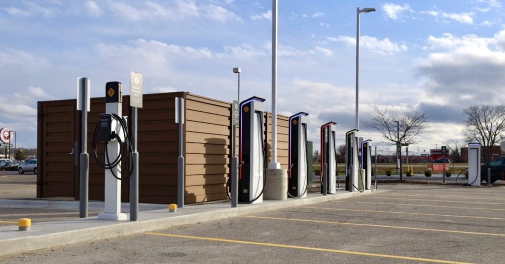 Un tribunal ordonne aux États-Unis de débloquer des milliards de dollars de fonds illégalement gelés pour les bornes de recharge de voitures électriques