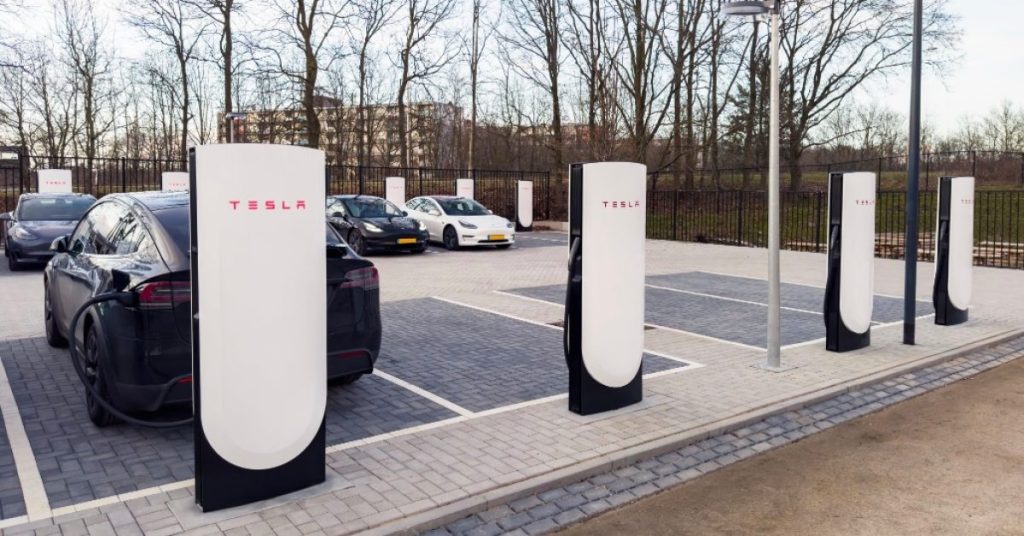 Tesla doit retirer 64 Superchargeurs sur le New Jersey Turnpike, Musk évoque de la corruption dans l’industrie électrique.