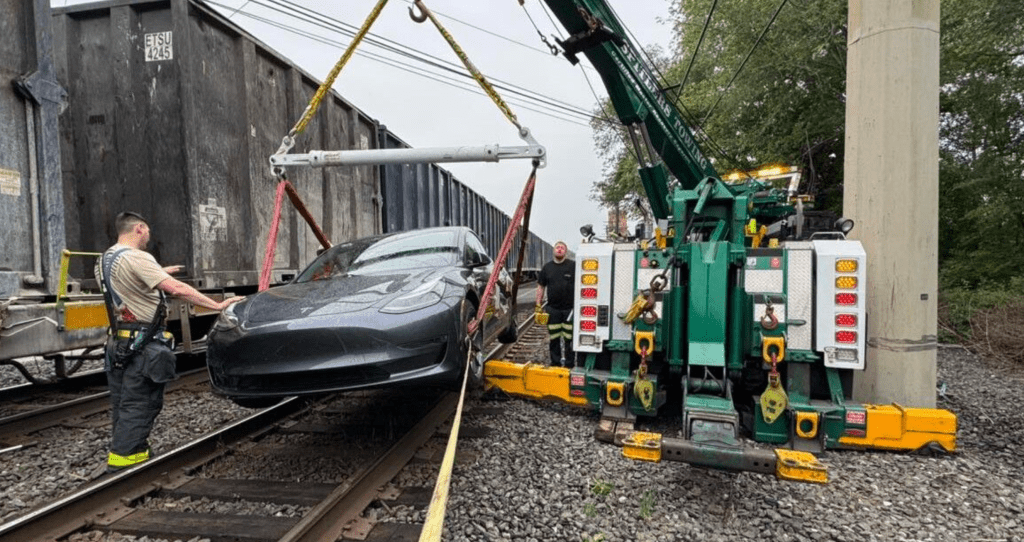 Tesla en mode ‘autonome un vehicule bloque sur des - plare.