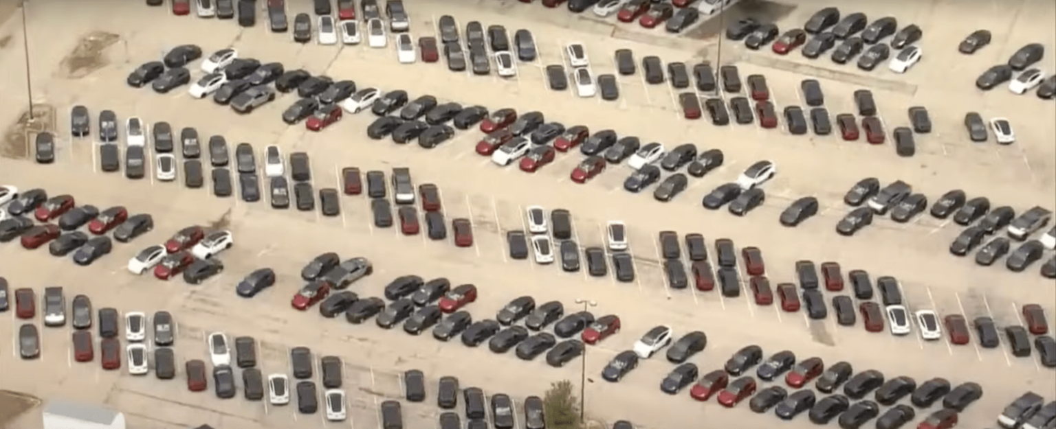Tesla (TSLA) déborde d’inventaire et transforme des parkings aux États-Unis en solutions de stockage.