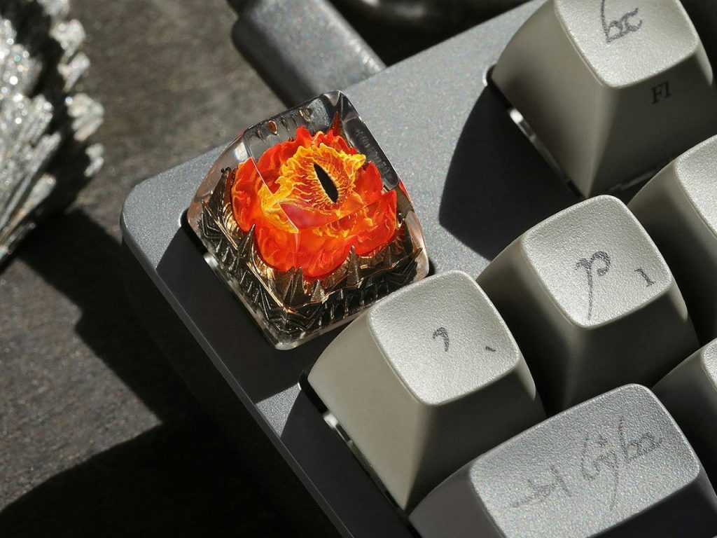 Transformez Votre Bureau avec Ces Clés Mécaniques Sauron : L’Œil Qui Surveille Votre Productivité !