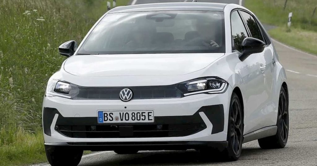 Volkswagen présente son nouveau véhicule électrique d’entrée de gamme aperçu sur la route