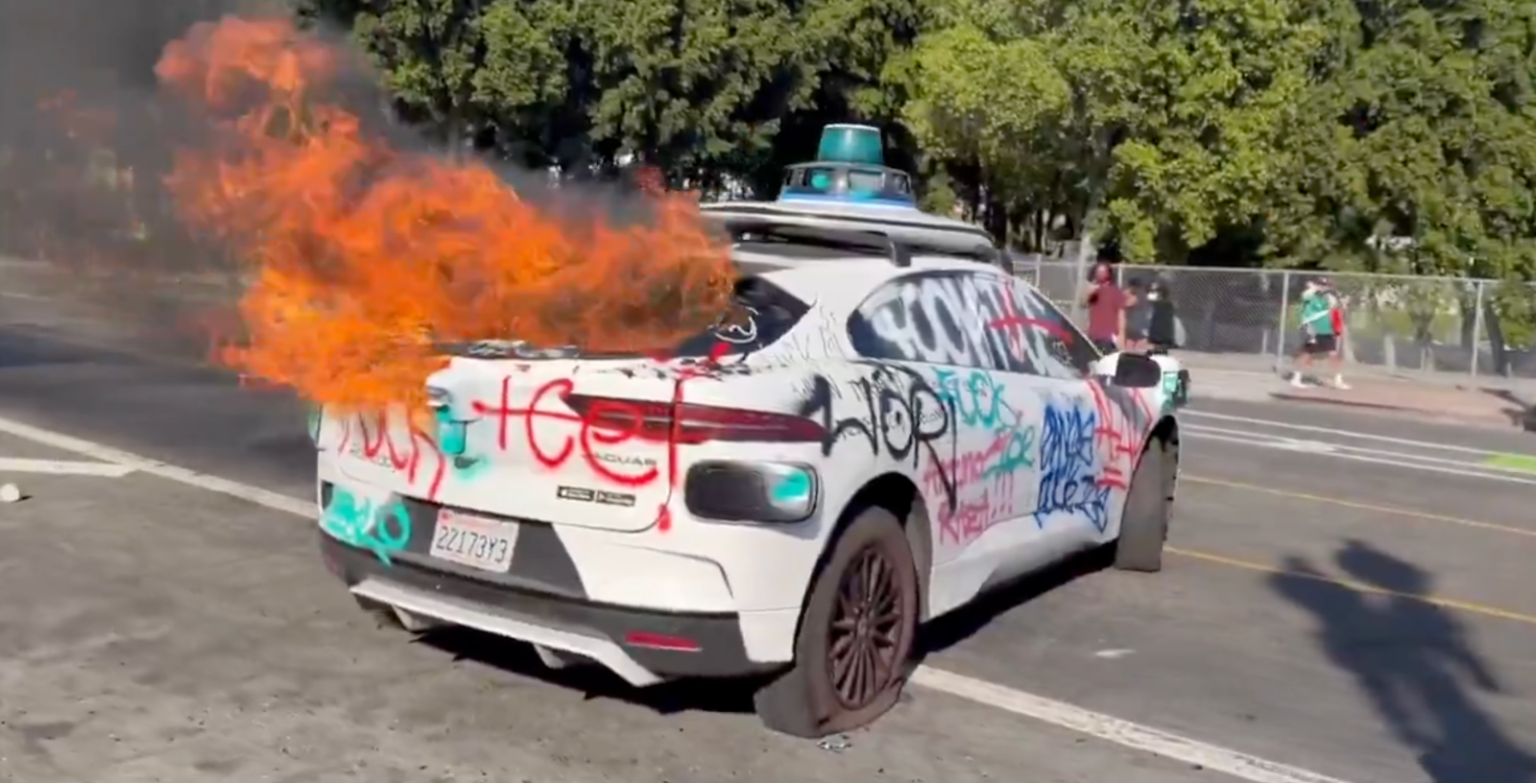 Waymo : incendie de voitures électriques I-Pace lors des émeutes à Los Angeles.