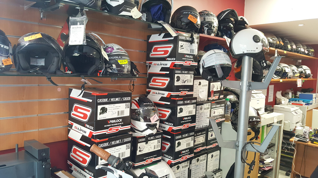 Les 10 équipements et accessoires essentiels pour tout motard - plare. découvrez notre large sélection d'accessoires motard pour améliorer votre expérience de conduite. casques, gants, vestes et équipements de sécurité, nous avons tout ce qu'il faut pour allier style et protection sur la route.