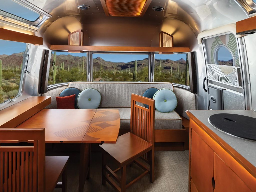 Airstream Réinvente le Voyage : Découvrez le Traîneau Usonian Inspiré par Frank Lloyd Wright, L’Œuvre Maîtresse des Nomades Modernes !