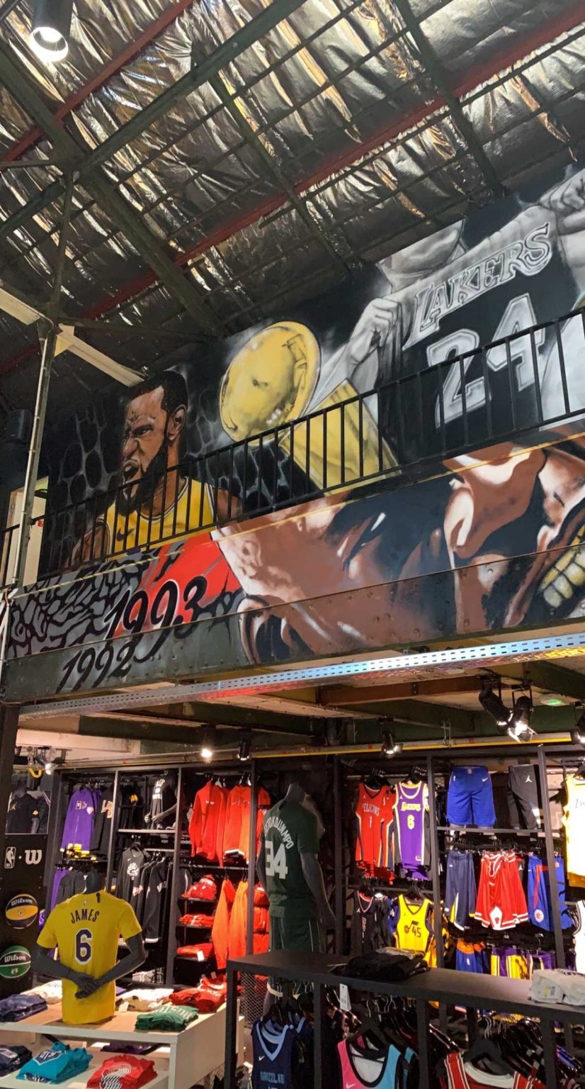 découvrez les meilleures boutiques de basketball proposant des chaussures, vêtements et accessoires pour tous les passionnés de ce sport. trouvez l'équipement idéal pour booster votre performance sur le terrain ou afficher votre style au quotidien.