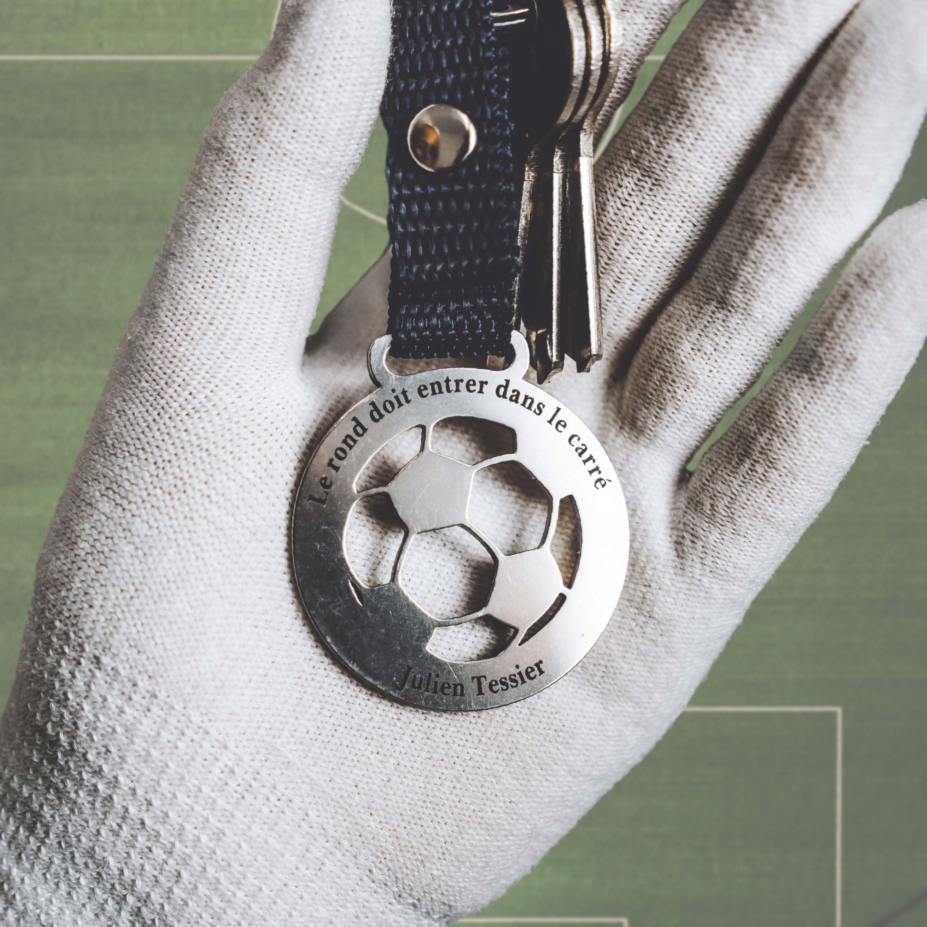 Les 10 idées de cadeaux incontournables pour les passionnés de football - plare. découvrez notre sélection de cadeaux pour les passionnés de football ! que ce soit pour un anniversaire, noël ou toute autre occasion, trouvez l'objet parfait pour ravir les fans de ce sport légendaire. offrez des maillots, accessoires, ballons et bien plus encore, pour faire briller les yeux des amateurs de football.