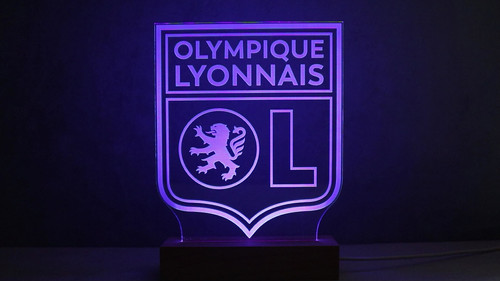 découvrez notre collection d'emblèmes ol, le symbole de l'histoire et de la passion du football. plongez dans l'univers de l'olympique lyonnais avec nos articles exclusifs, souvenirs et accessoires, parfaits pour les véritables supporters. affichez votre fierté et soutenez votre équipe avec style !