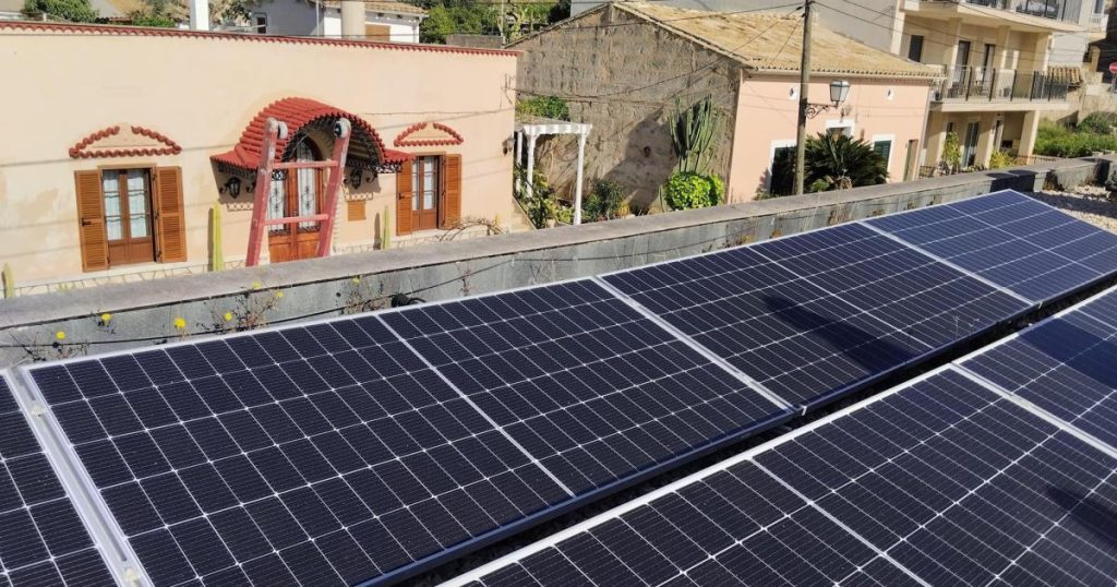 Énergie solaire ou électricité conventionnelle : avantages, inconvénients et tendances à connaître