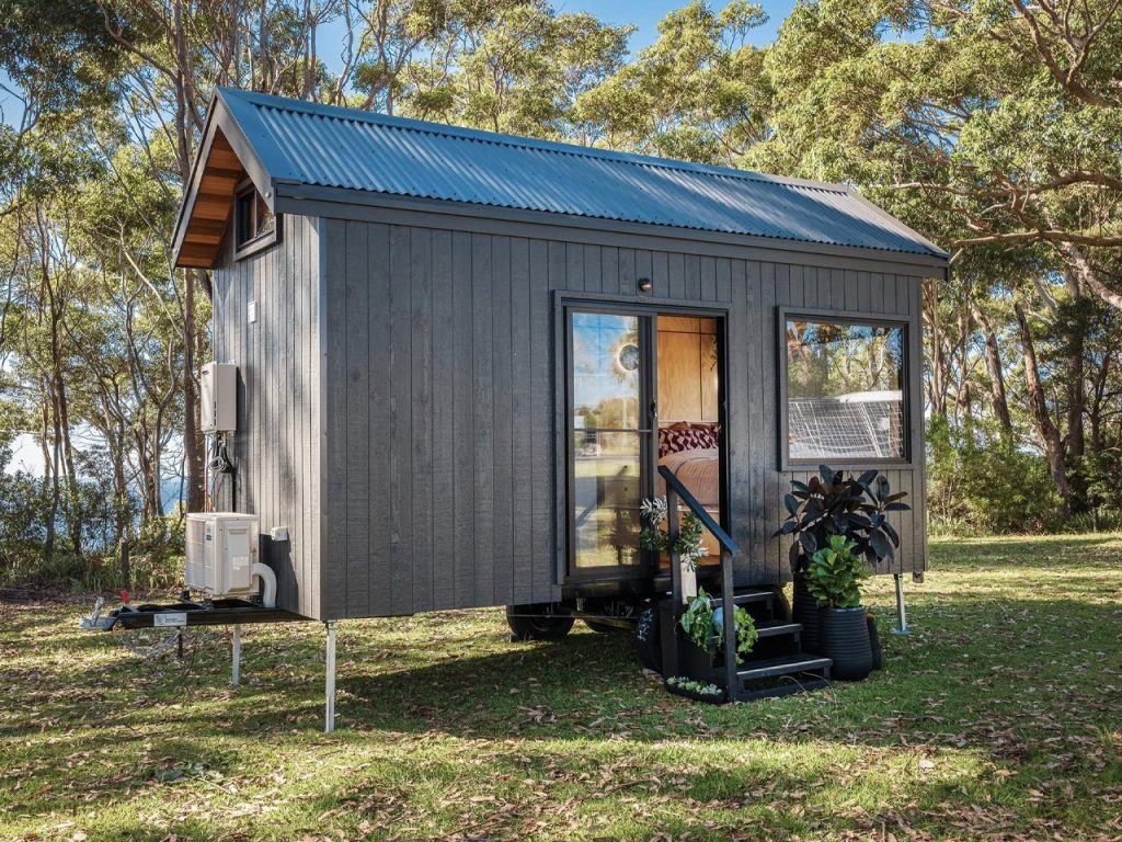 Découvrez cette Tiny Home Ultra-Compacte et Lumineuse : Design Astucieux pour un Confort Optimal et une Flexibilité Maximale !