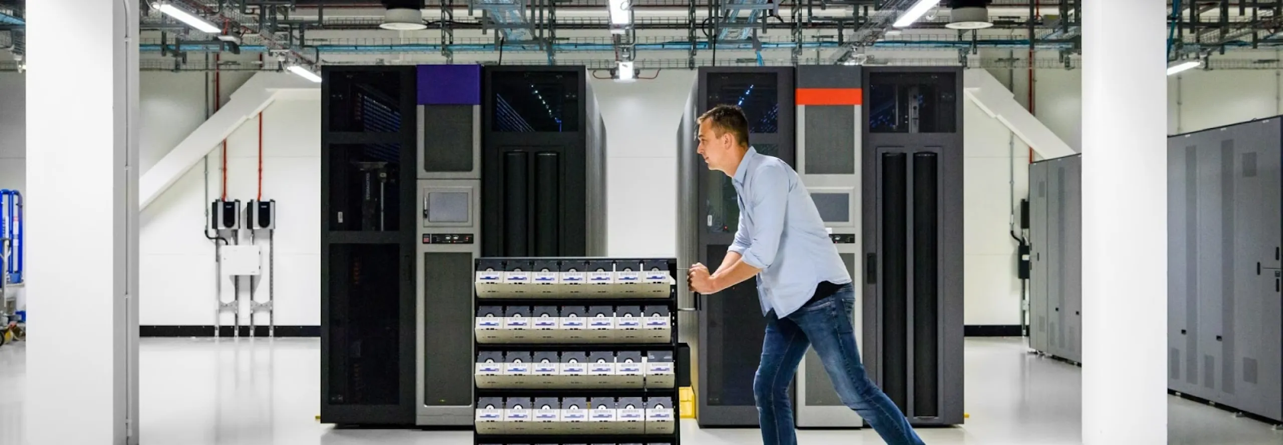 Google projette d'installer son premier data center en France à Châteauroux - plare. découvrez les centres de données de google en france, où des technologies de pointe garantissent la sécurité, la rapidité et la fiabilité des services cloud. plongez dans l'univers des infrastructures numériques qui soutiennent des millions d'utilisateurs à travers le monde.