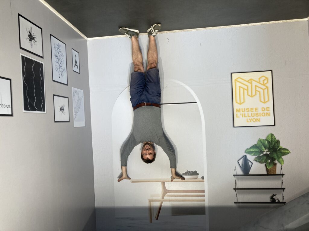 Plongez dans l'univers fascinant des illusions d'optique au musée de l'Illusion à Lyon - plare. découvrez les fascinantes illusions d'optique à lyon ! explorez des œuvres trompeuses et laissez-vous émerveiller par des expériences visuelles uniques qui défient la perception. plongez dans l'art de l'illusion et vivez une aventure inoubliable dans la capitale des gaules.