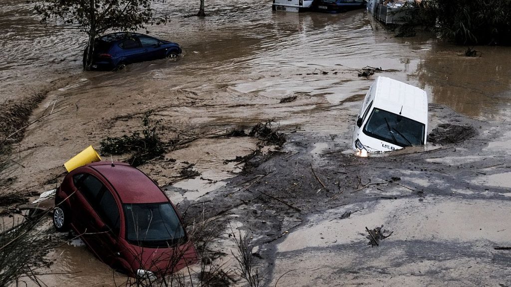 découvrez comment les inondations en espagne impactent les familles avec des bébés, et les conseils pour gérer cette situation délicate avec une poussette. informations essentielles pour assurer la sécurité et le bien-être de votre enfant pendant les crues.